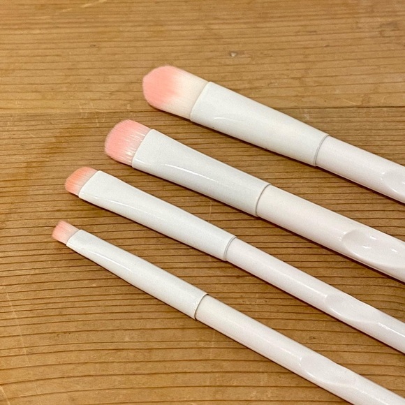 Pretty Set Of 4 Pink & White Wet N Wild Eye Makeup Brushes - Picture 1 of 7